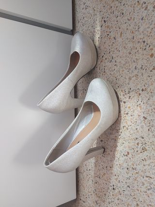 tacones plateados de fiesta