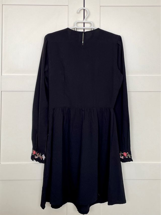 Vestido negro bordado flores H&M