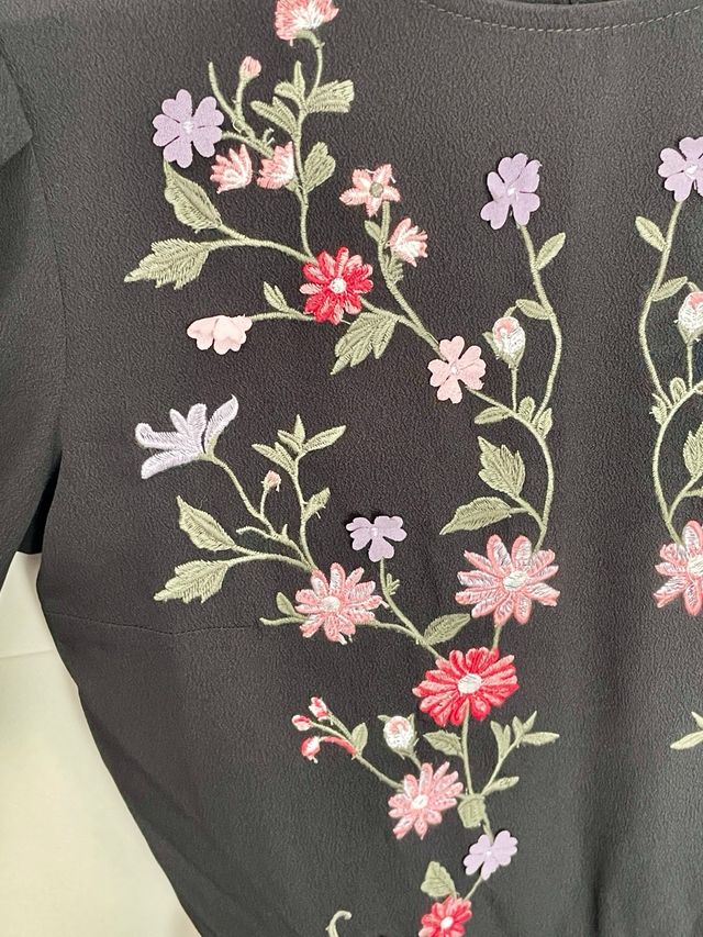 Vestido negro bordado flores H&M