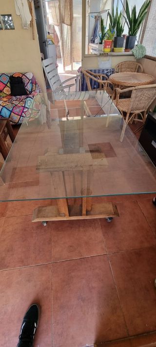 Mesa preciosa de cristal y madera