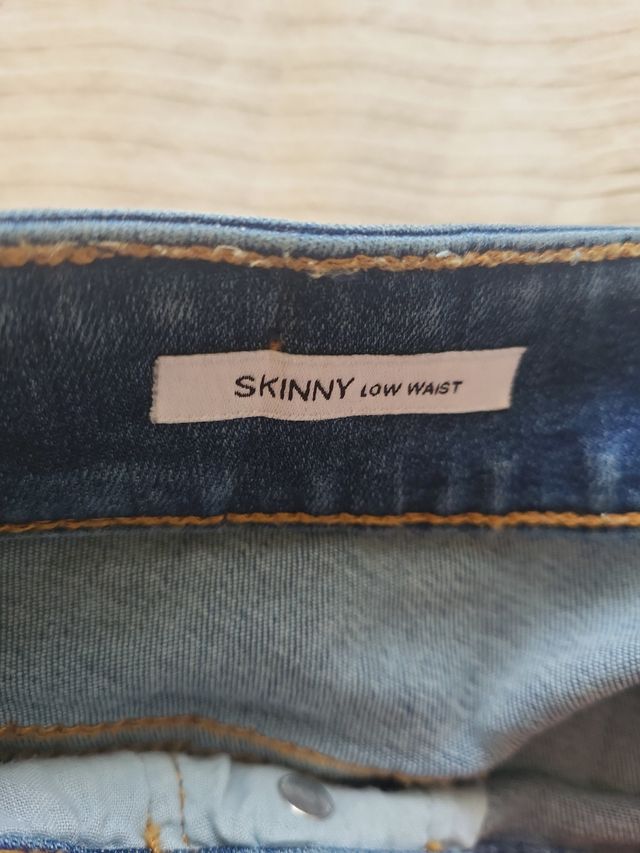 Jeans skinny strappati donna Bershka