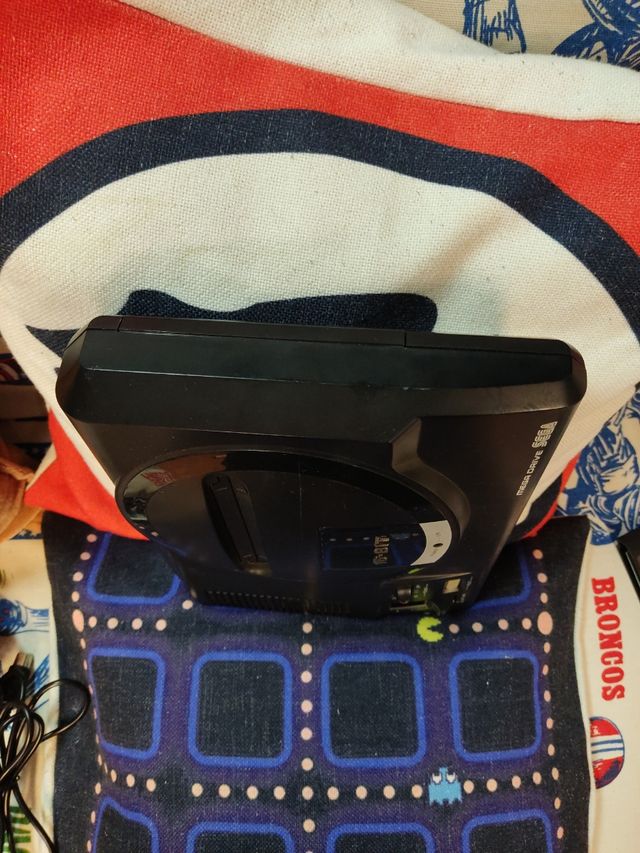 SEGA MEGADRIVE + 2 COMANDI + 3 GIOCHI