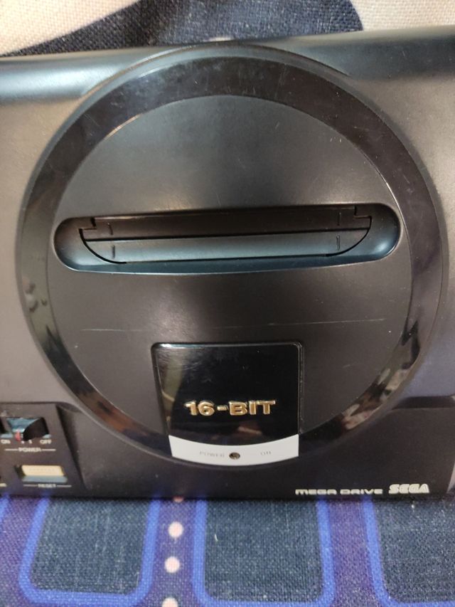 SEGA MEGADRIVE + 2 COMANDI + 3 GIOCHI