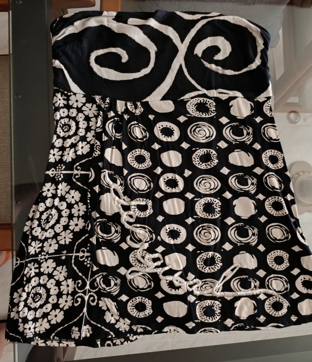 Top / Falda corta Desigual con aperturas.