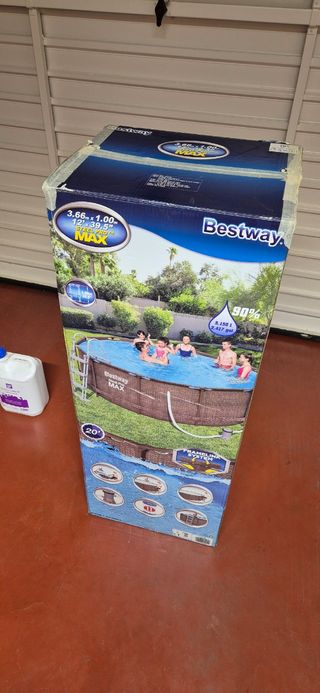 Piscina con depuradora y muchos extras.