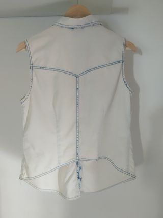Camisa vaquera. De Bershka.