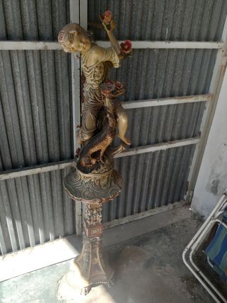 Figura de escayola con pie