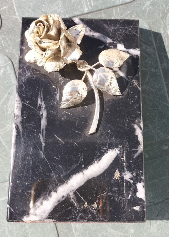 Base in marmo e metallo con fiori cesellati e sbalzati