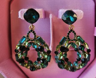 Orecchini pendenti con cristalli verdi