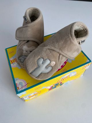 Zapatilla de casa beige Zapy