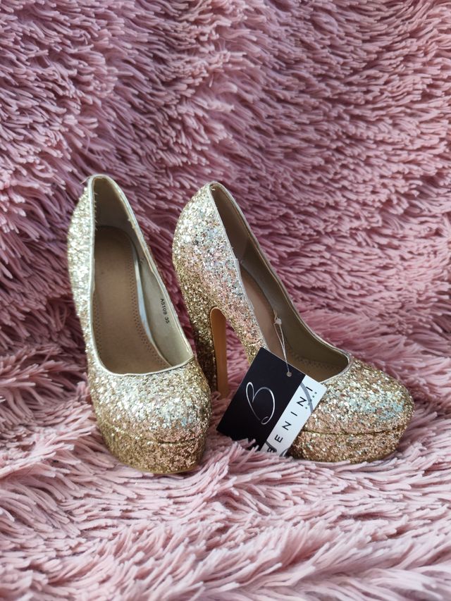 PRECIO NEGOCIABLE Tacones de brillo dorado