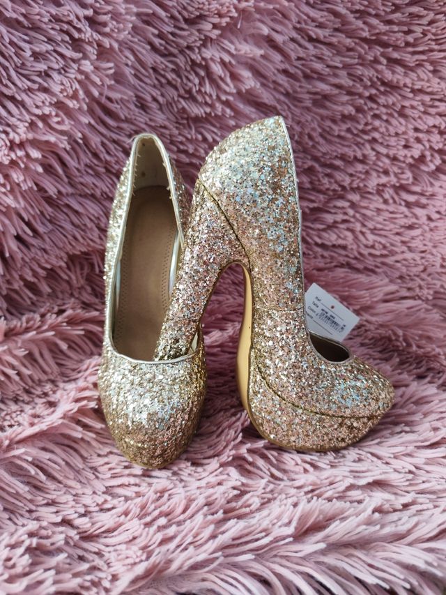 PRECIO NEGOCIABLE Tacones de brillo dorado