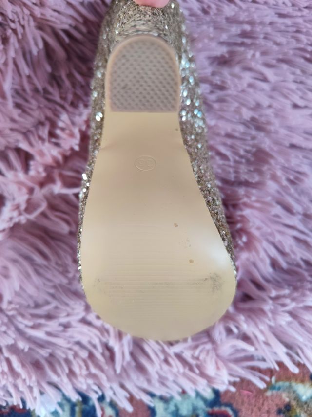 PRECIO NEGOCIABLE Tacones de brillo dorado