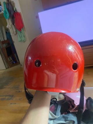 Casco rojo (Bici, patin o patines)