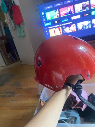Casco rojo (Bici, patin o patines)