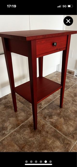 Mesita de noche  de madera IKEAcolor roja