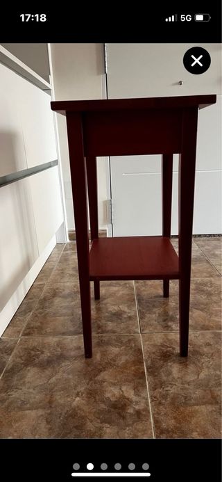 Mesita de noche  de madera IKEAcolor roja