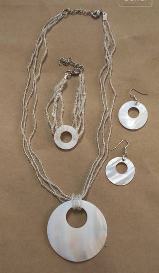 Conjunto de pulsera collar y pendientes.