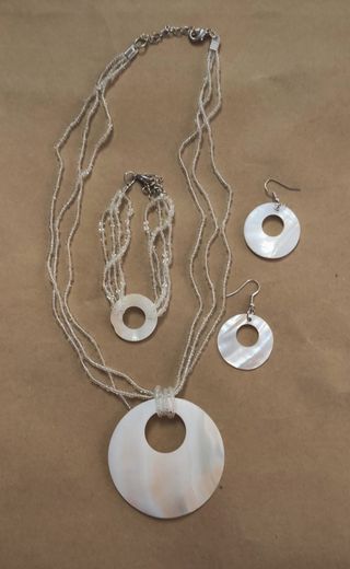 Conjunto de pulsera collar y pendientes.