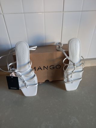 Sandalias de piel blancas