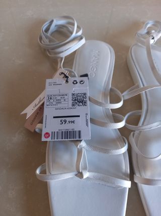 Sandalias de piel blancas