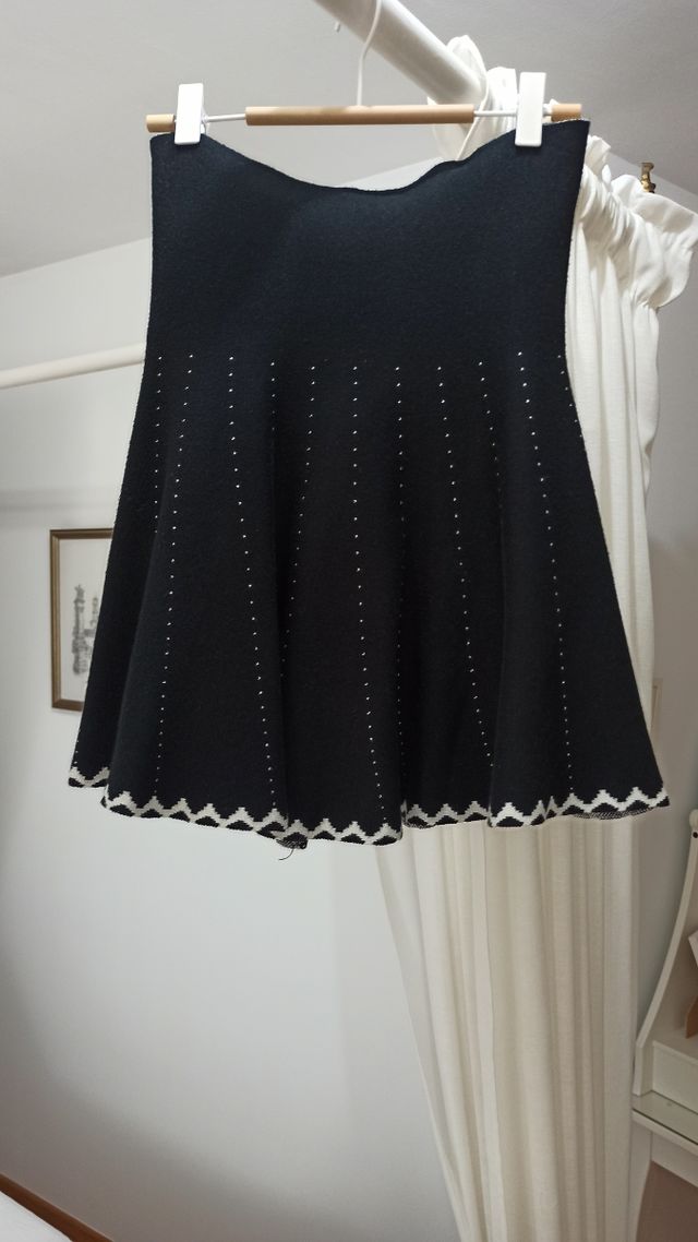 Minigonna nera da donna.