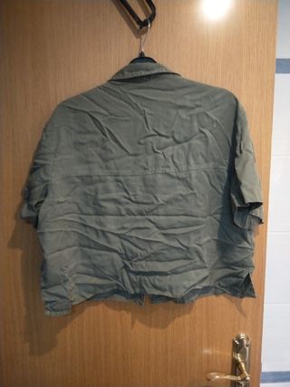Camisa verde militar talla M de Bershka 
