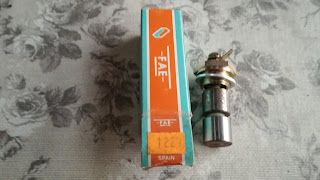 RENAULT R-20 Y R-30, PIEZAS Y RECAMBIOS (2)