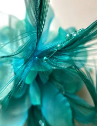 Spilla floreale verde acqua elegante con piume per