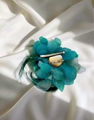 Spilla floreale verde acqua elegante con piume per