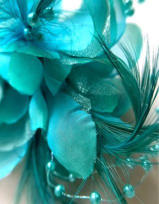 Spilla floreale verde acqua elegante con piume per