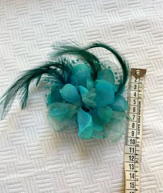 Spilla floreale verde acqua elegante con piume per