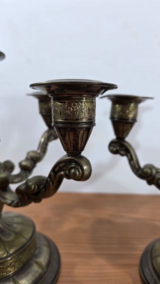 PAREJA DE CANDELABROS SOBREMESA LATON
