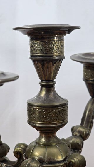 PAREJA DE CANDELABROS SOBREMESA LATON