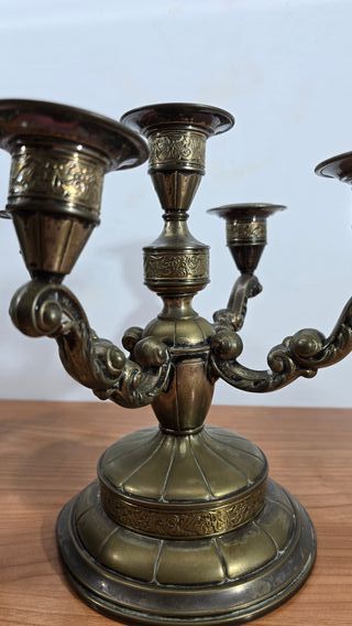 PAREJA DE CANDELABROS SOBREMESA LATON