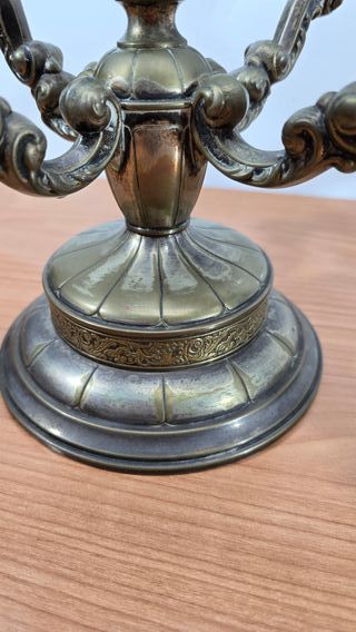 PAREJA DE CANDELABROS SOBREMESA LATON