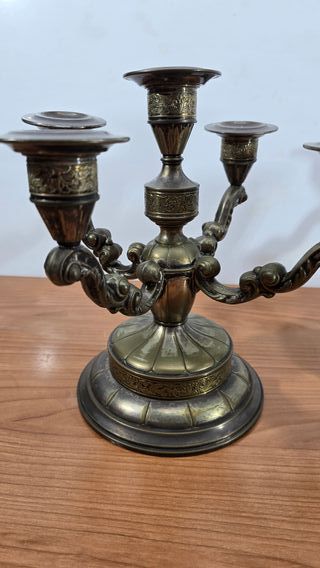 PAREJA DE CANDELABROS SOBREMESA LATON