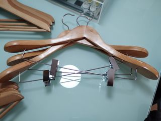 19 uds PERCHAS MADERA IKEA y 3 uds ABRIGO 'GORDO'