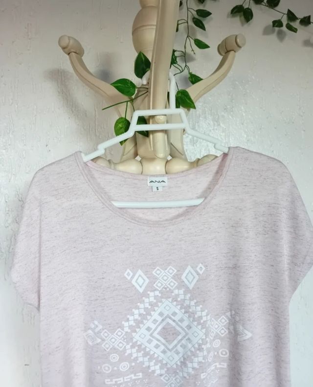 Camiseta rosa y blanca de Aniauna