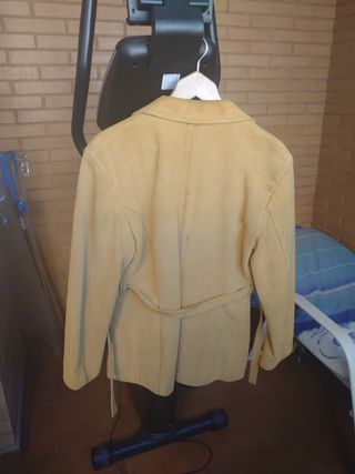 CHAQUETA DE ANTE COLOR ORO VIEJO / MOSTAZA