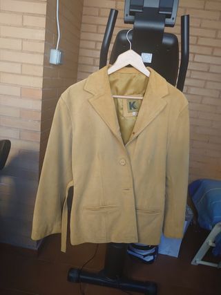 CHAQUETA DE ANTE COLOR ORO VIEJO / MOSTAZA