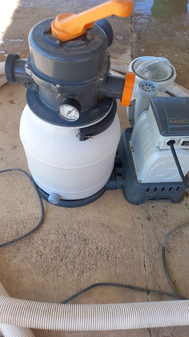 Depuradora para piscina ,regalo escalera y tapa.