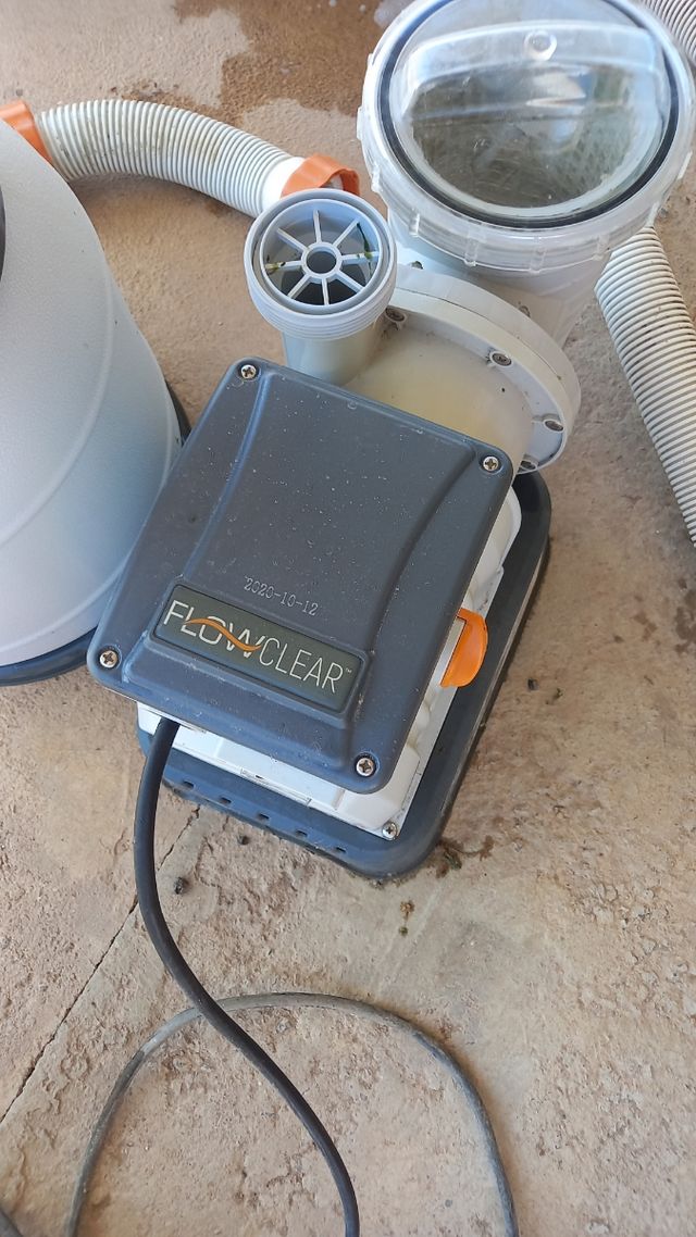 Depuradora para piscina ,regalo escalera y tapa.