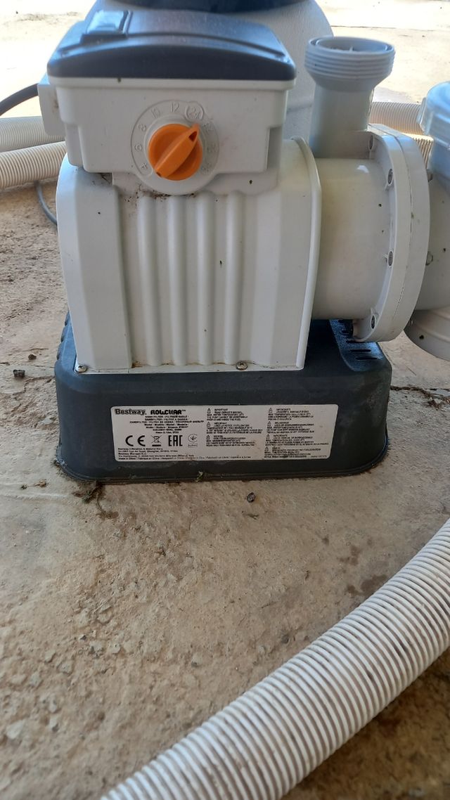 Depuradora para piscina ,regalo escalera y tapa.