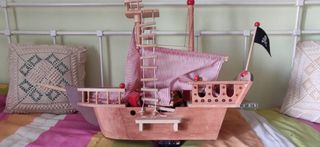 Barco grande de madera