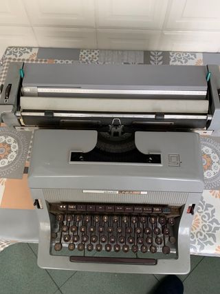 Maquina de escribir antigua de la marca Olivetti