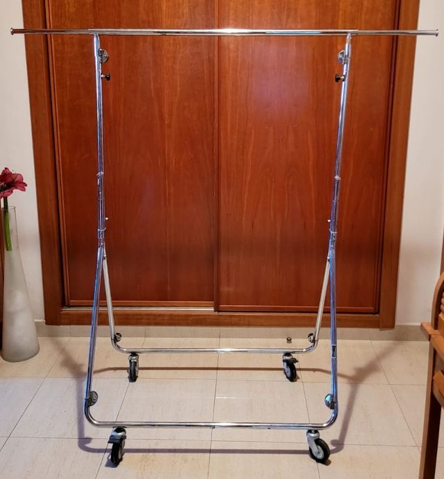 Perchero plegable de representante con ruedas