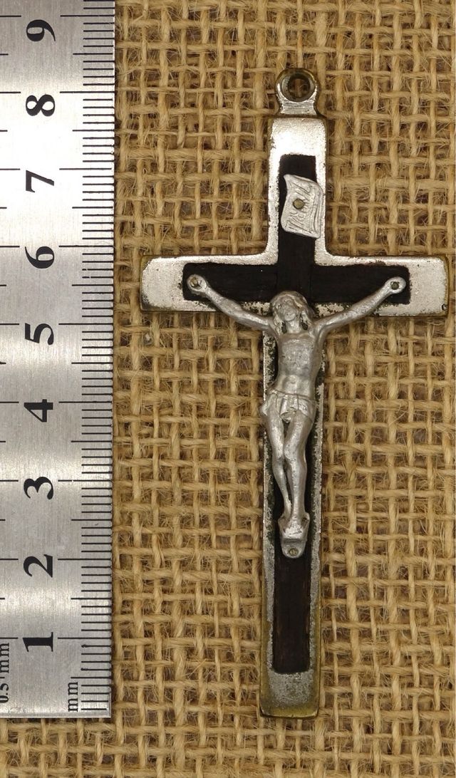 Antiguo crucifijo en bronce y madera