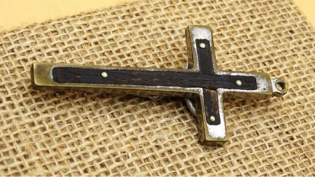 Antiguo crucifijo en bronce y madera