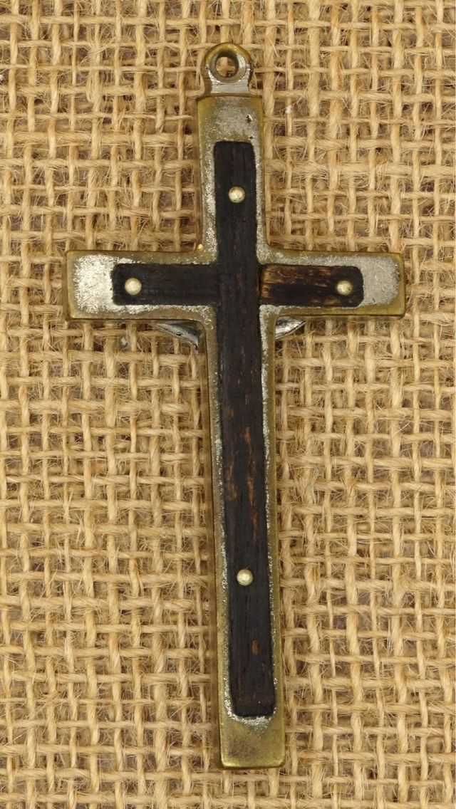 Antiguo crucifijo en bronce y madera